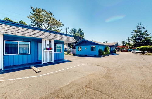 Bandon House | Retro beach room with fast WiFI - walk to downtown shops & restaurants