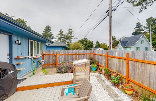 Bandon House | Retro-chic motel near beach with WiFi - walk to downtown shops & eateries