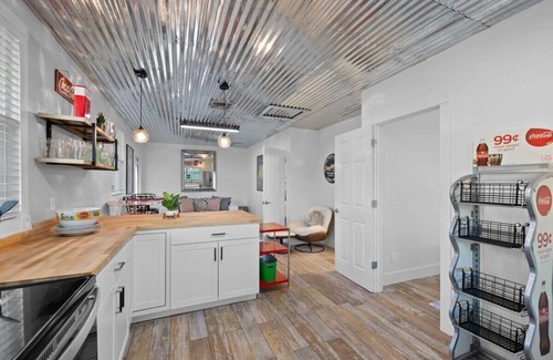 Biggar Apartment | Retro-Chic Poolside Suite 2BR Getaway
