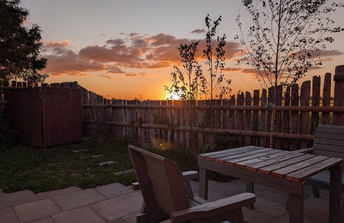 Rochford Cottage | Retro cottage, 4 beds, sunset garden, RSPB Wallasea views. Family nature retreat