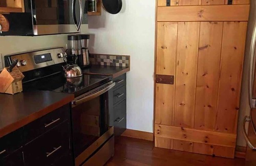 Gilboa House | Retro Hideaway w/Cedar Hot Tub & Games
