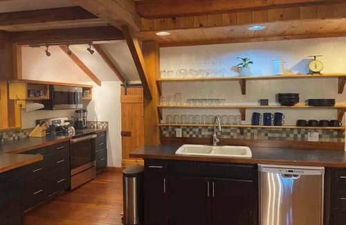 Gilboa House | Retro Hideaway w/Cedar Hot Tub & Games