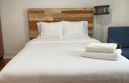 Santo Antonio House | Retro M2 R4 - Lovely Double Room with Shared Bathroom