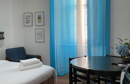 Santo Antonio House | Retro M2 R4 - Lovely Double Room with Shared Bathroom
