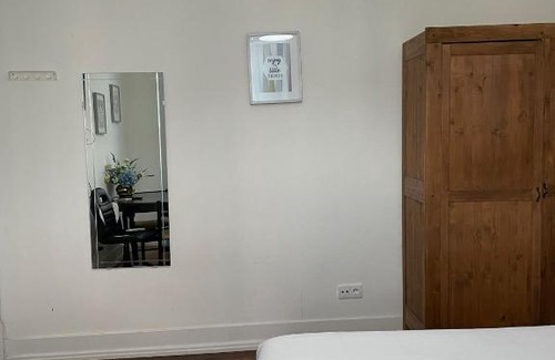 Santo Antonio House | Retro M2 R4 - Lovely Double Room with Shared Bathroom
