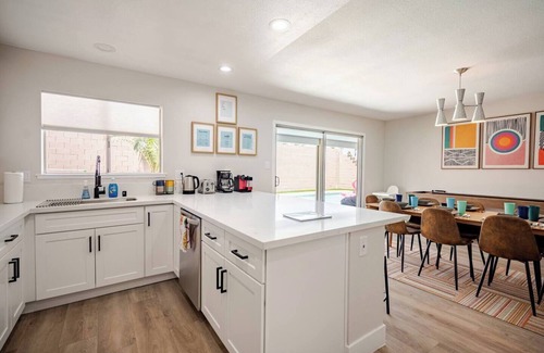 Summerlin House | Retro Modern Oasis Pool Golf