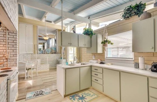 Aqua Vista Circles Cottage | Retro Ormond Beach Home w/Pool 3BR-Walk to Ocean!