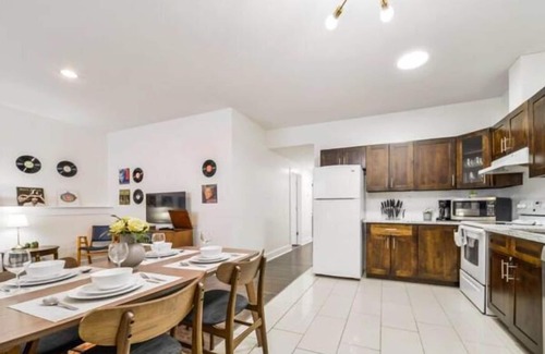 Jasper Place House | Retro Vibes - King Bed - Long Stays - Garage - Wi-Fi!n