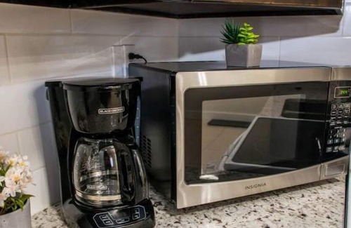 Jasper Place House | Retro Vibes - King Bed - Long Stays - Garage - Wi-Fi!n