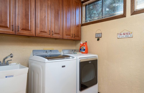 Santa Fe House | Rexie's Place | Mountain Views + 10 Min Drive to the Plaza!
