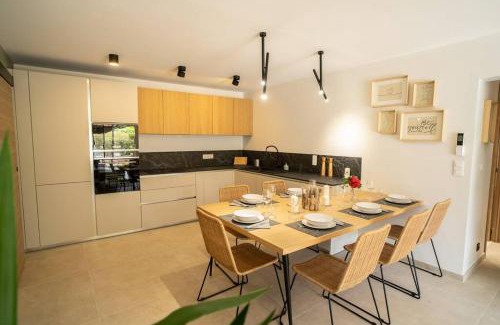 Saint-Raphael Apartment | Rez de villa de charme-piscine-3 chambres 6 pers