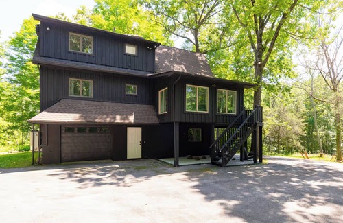 Rhinebeck House | Rhinebeck Chalet: Modern Stylish Retreat