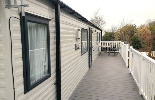 St Leonards-On-Sea Apartment | Rhodown - sun on the terrace all round