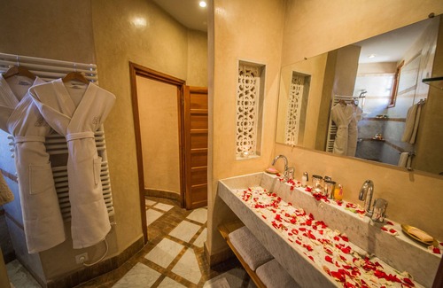 El Mokhifa House | Riad Dar Victoria, A house in the heart of an old Medina