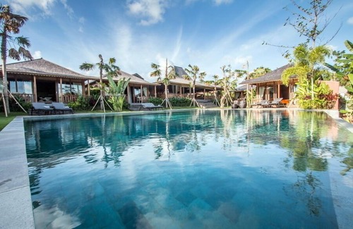 Banjar Semer Villa | Rice Field View 5BR Villa, W/Feature Jacuzzi & Gardens Located In Canggu!