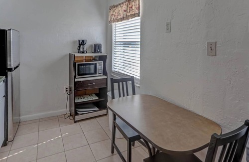 Hollywood Lakes Apartment | Richards Motel Courtyard