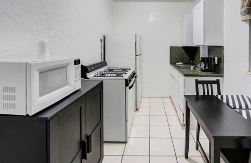 Hollywood Lakes Apartment | Richards Motel Courtyard