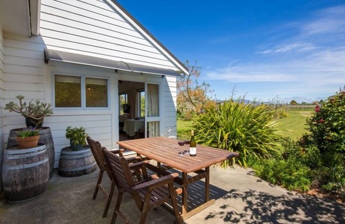 Richmond Cottage | Richmond Plains Vineyard Cottage with pool and FREE bottle of wine.