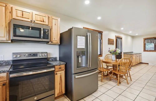 Farmington Cabin | Ridgecrest: Private Pool, Hot Tub, Panoramic Mountain Views!
