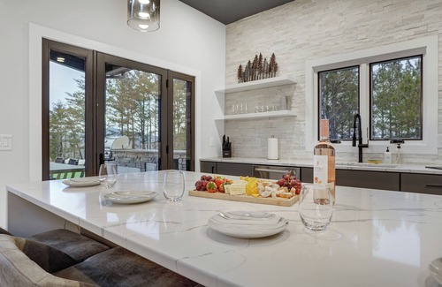 The Peaks at Lake Lure House | Ridgeline: Luxe Views, Heated Pool & Hot Tub Oasis + 6 Hole Putting Green