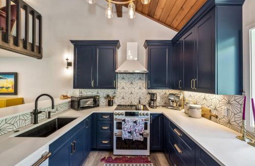 Avon House | Ridgepoint Retreat - Mountain Escape for 8 with Resort Amenities