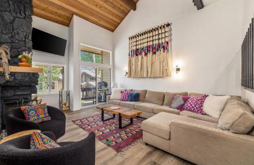 Avon House | Ridgepoint Retreat - Mountain Escape for 8 with Resort Amenities