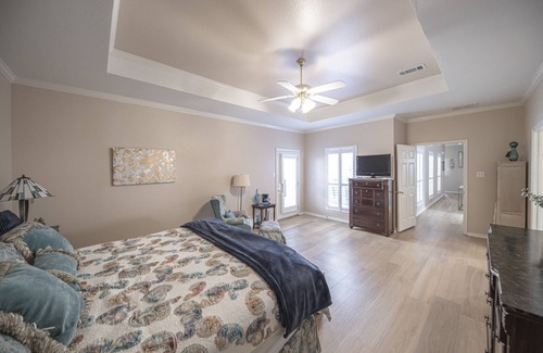 Midland House | Right At Home-Midland Meadowpark. W/community pool