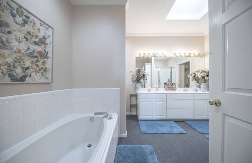 Midland House | Right At Home-Midland Meadowpark. W/community pool