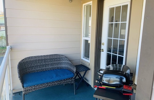Ladysmith Condo | Right off Main Street, near delicious bakeries and more.10 minute walk to beach!