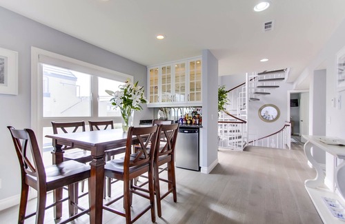 Central Mission Beach Condo | Right On The Beach! Exquisitely Remodeled 3BR/3BA . Perfect For Families.