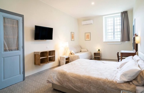 Albisola Superiore Villa | Riobasco Guesthouse - Scirocco Room - triple with internal bathroom