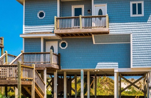 Topsail Beach House | RISKY BUSINESS: 4 BR / 4 BA oceanfront in Topsail Beach, Sleeps 8