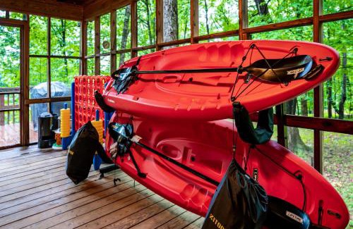Great Cacapon House | River Cabin w Great Views, Screened Porch & Fire Pit