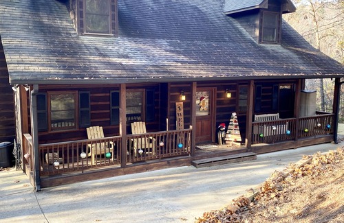 Ellijay Cabin | River Cabin w/Mtn view SPECIAL 8TH NIGHT FREE Tubing Hot Tub Fireplace King Beds