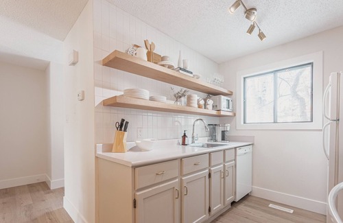 Saskatoon House | River Front 3 Bedroom Townhome -Newly Renovated!