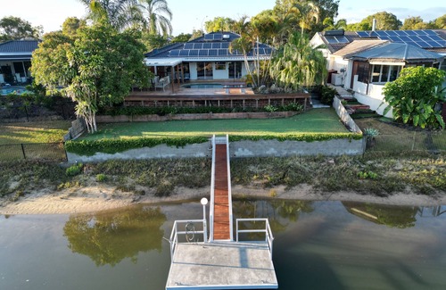 Mermaid Waters House | River front property, huge yard and pool, 2km from the beach.