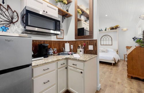 Gruene House | River Haven Guest House w/Hot Tub by Gruene!