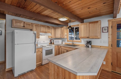 Ardenvoir Ski Chalet | River House on Sumac -River, Hot Tub, WIFI, Deck