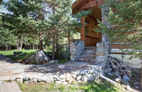 Nye House | River Island House - Luxury Mountain Riverfront Log Home, Nye, Montana