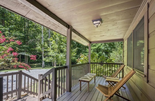 Gatlinburg - Pigeon Forge Cabin | River Lodge 5 Bedroom Home by Redawning