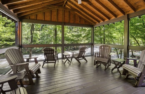 Gatlinburg - Pigeon Forge Cabin | River Lodge 5 Bedroom Home by Redawning