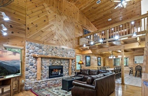Gatlinburg - Pigeon Forge Cabin | River Lodge 5 Bedroom Home by Redawning