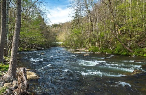 Gatlinburg - Pigeon Forge Cabin | River Lodge 5 Bedroom Home by Redawning
