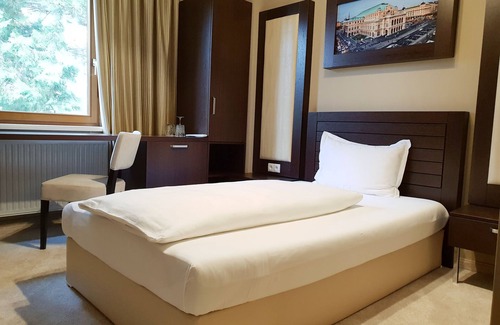 Vienna Hotel | River Lodge