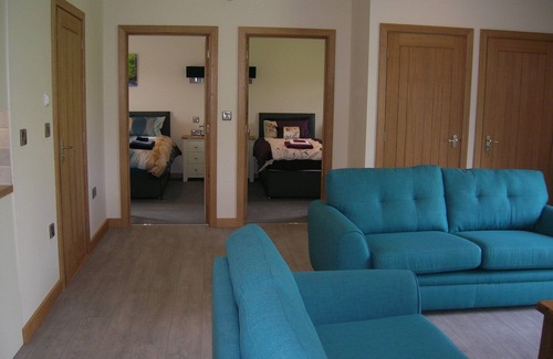 Hundred House Cabin | River Lodge 5 star Lodge sleeps 6 in 3 king bedrooms with Hot Tub under cover.