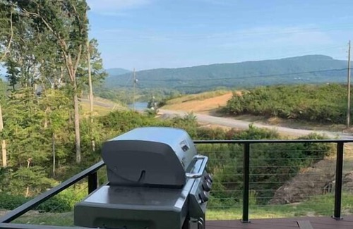 Front Royal Ski Chalet | River Retreat-modern luxury 5 min to Skyline Drive