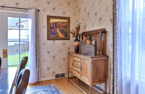 Leavenworth House | River's Echo ~ Downtown Leavenworth ~ Hot Tub ~ Walk Everywhere!