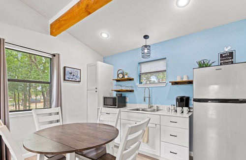 Fredericksburg Cottage | River's Edge Cottage on waterfront with full river access - near wineries