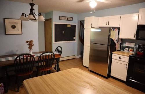 Pine Meadow House | River tubes, electric bikes, kayaks, skiing, more n2 minutes to the river