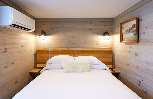 Arden Ski Chalet | River View Cabin with Hot Tub
